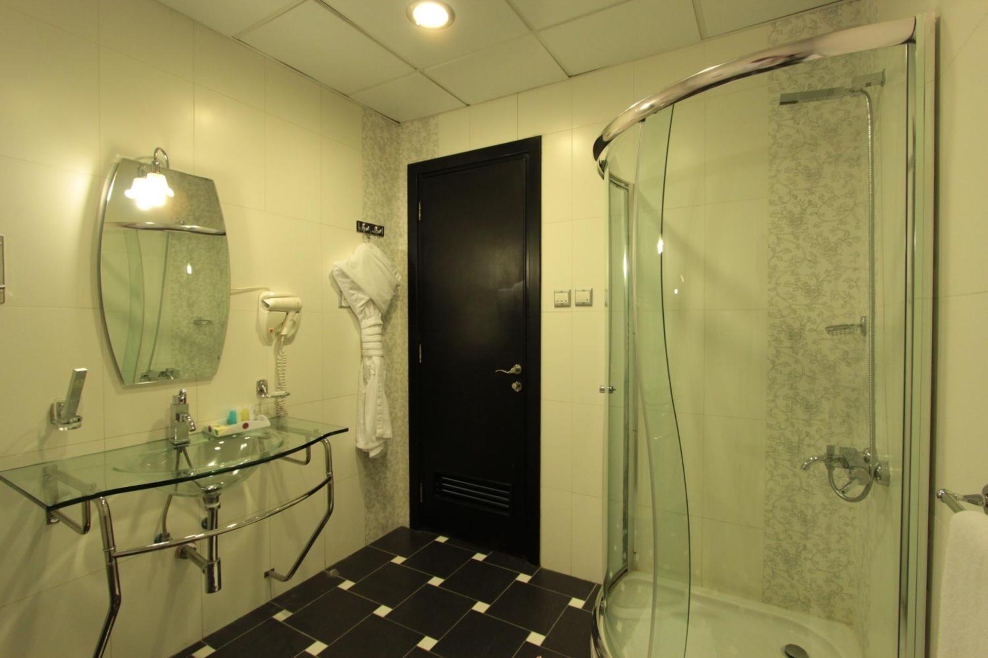 Awaliv International Hotel Ta'if Oda fotoğraf A shower cubicle