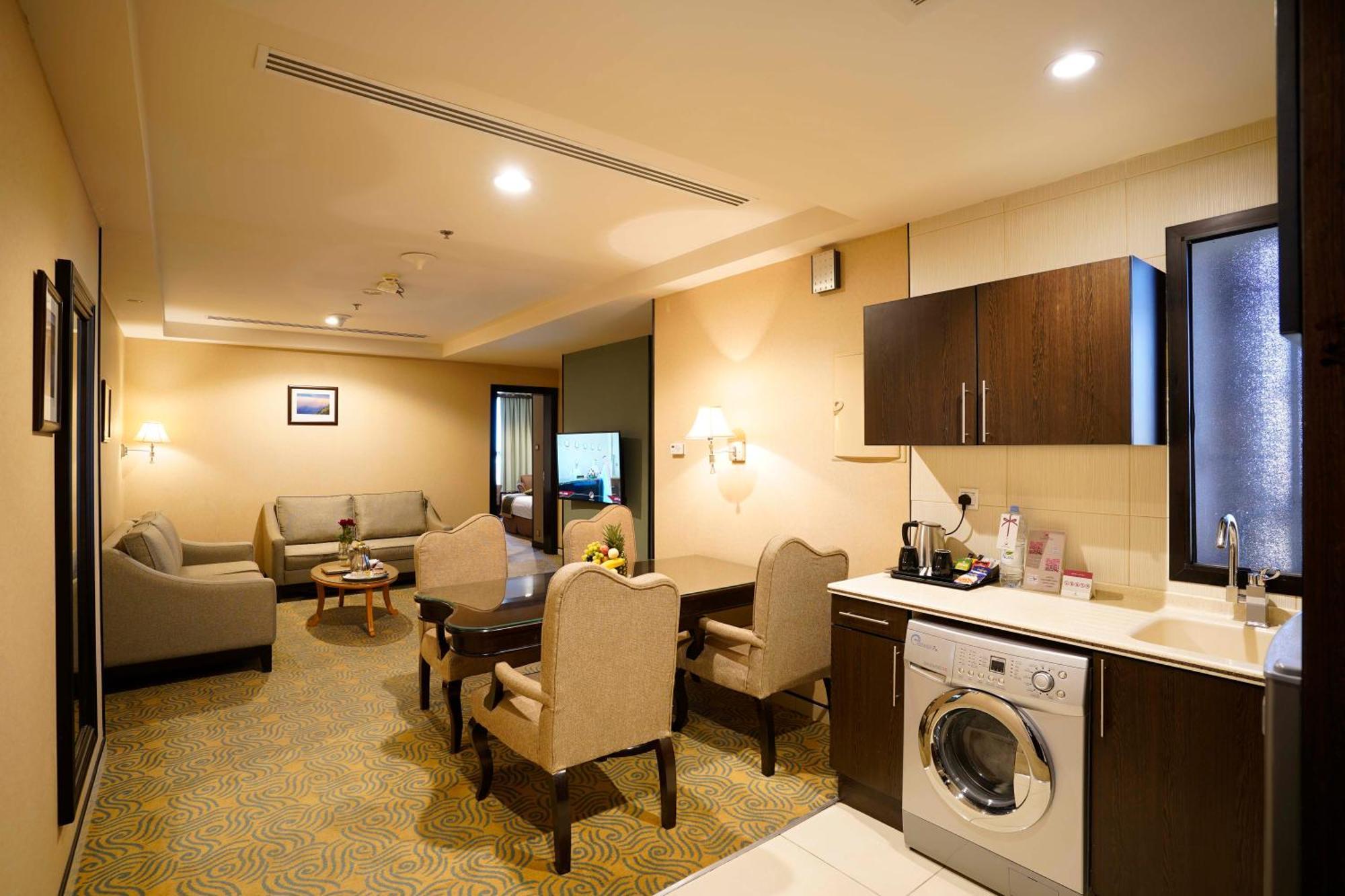 Awaliv International Hotel Ta'if Oda fotoğraf A suite at the hotel