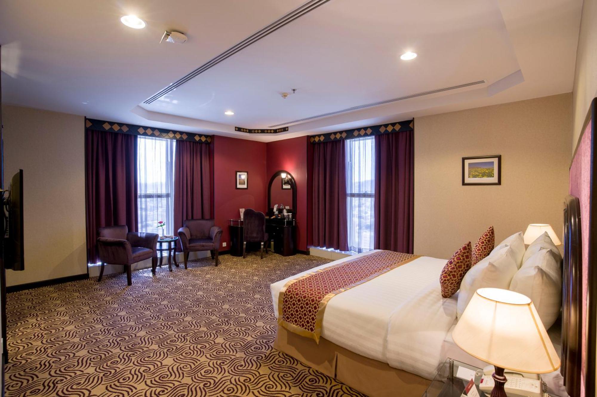 Awaliv International Hotel Ta'if Oda fotoğraf A suite at the hotel