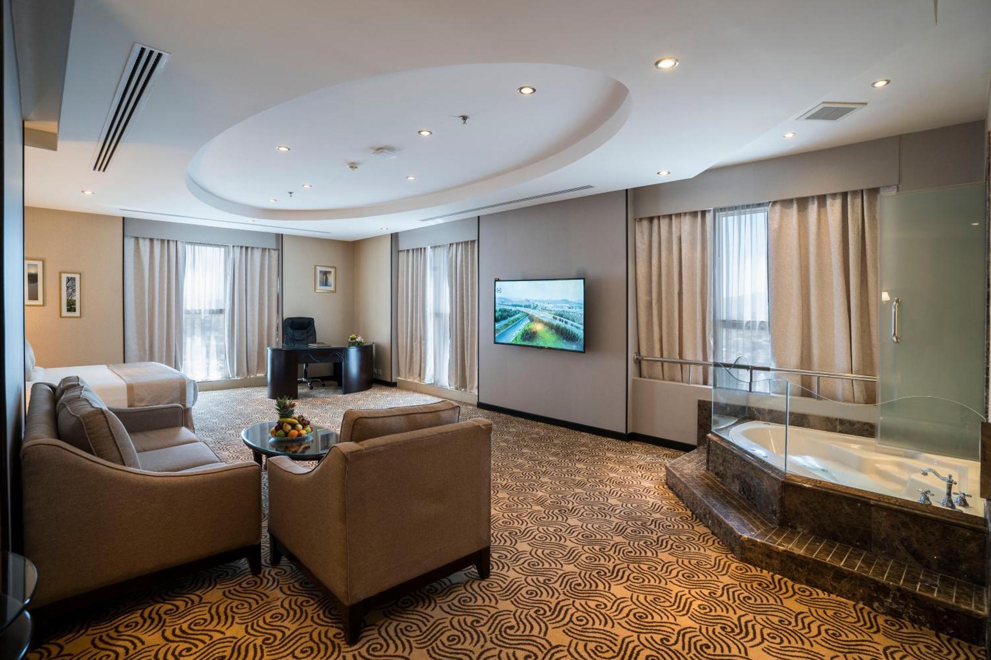 Awaliv International Hotel Ta'if Oda fotoğraf A suite at the hotel
