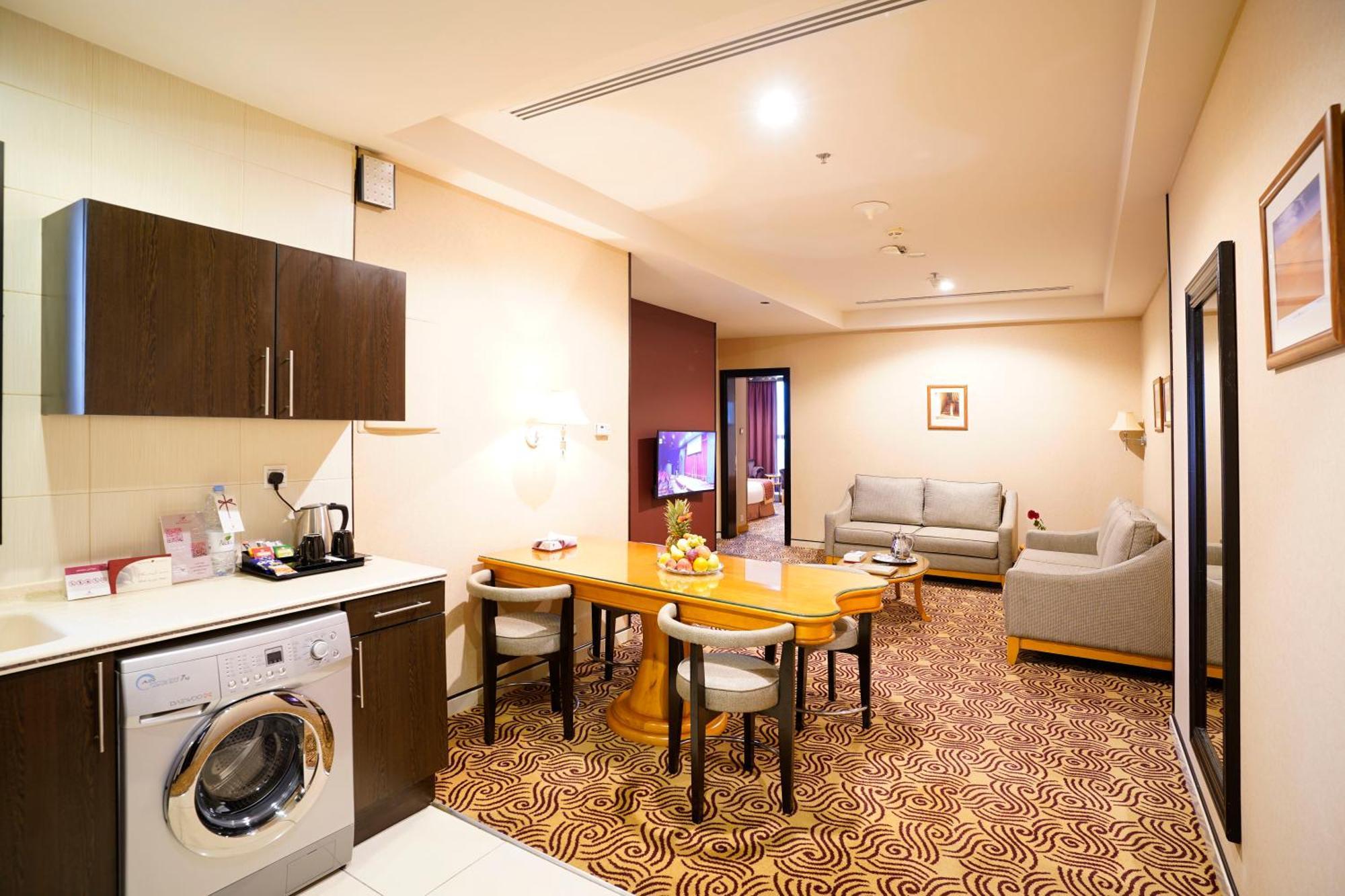Awaliv International Hotel Ta'if Oda fotoğraf A suite at the hotel