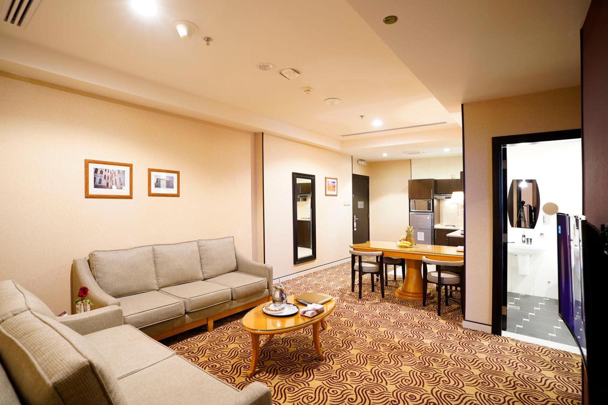 Awaliv International Hotel Ta'if Oda fotoğraf A suite at the hotel
