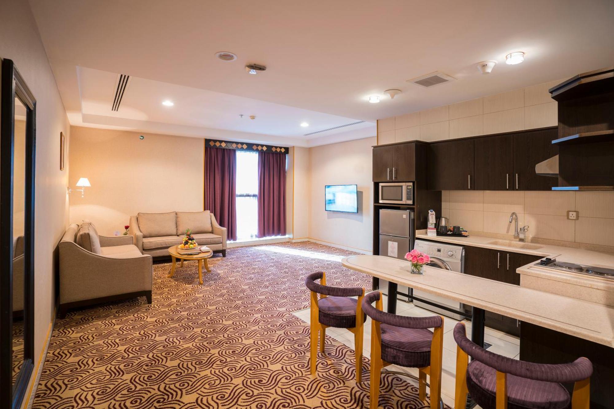 Awaliv International Hotel Ta'if Oda fotoğraf A suite at the hotel