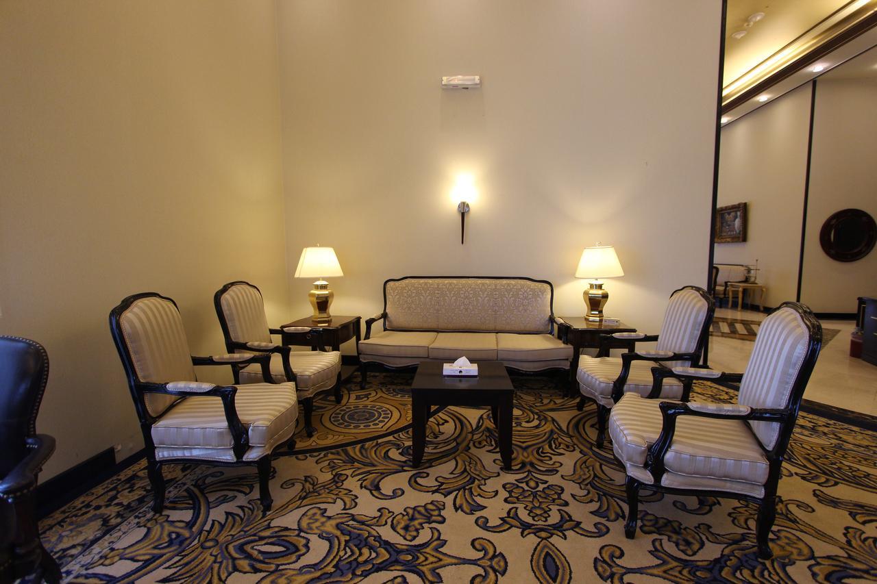 Awaliv International Hotel Ta'if Dış mekan fotoğraf A living room in the hotel